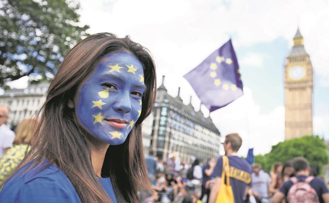 A woman with a painted face poses for a photograph during a demonstration against Britain's decision to leave the European Union - Photo: Neil Hall/REUTERS