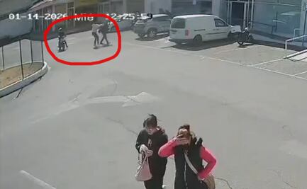 Dos sujetos despojan a un hombre de más de un millón de pesos tras realizar retiro en banco de Toluca; le disparan y huyen en motocicleta