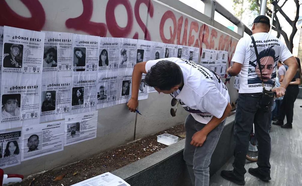 Rodada por la memoria y dignidad de personas desaparecidas con pega de carteles y fichas de búsqueda que partió de la Glorieta de las personas desaparecidas. Foto: Berenice Fregoso / EL UNIVERSAL