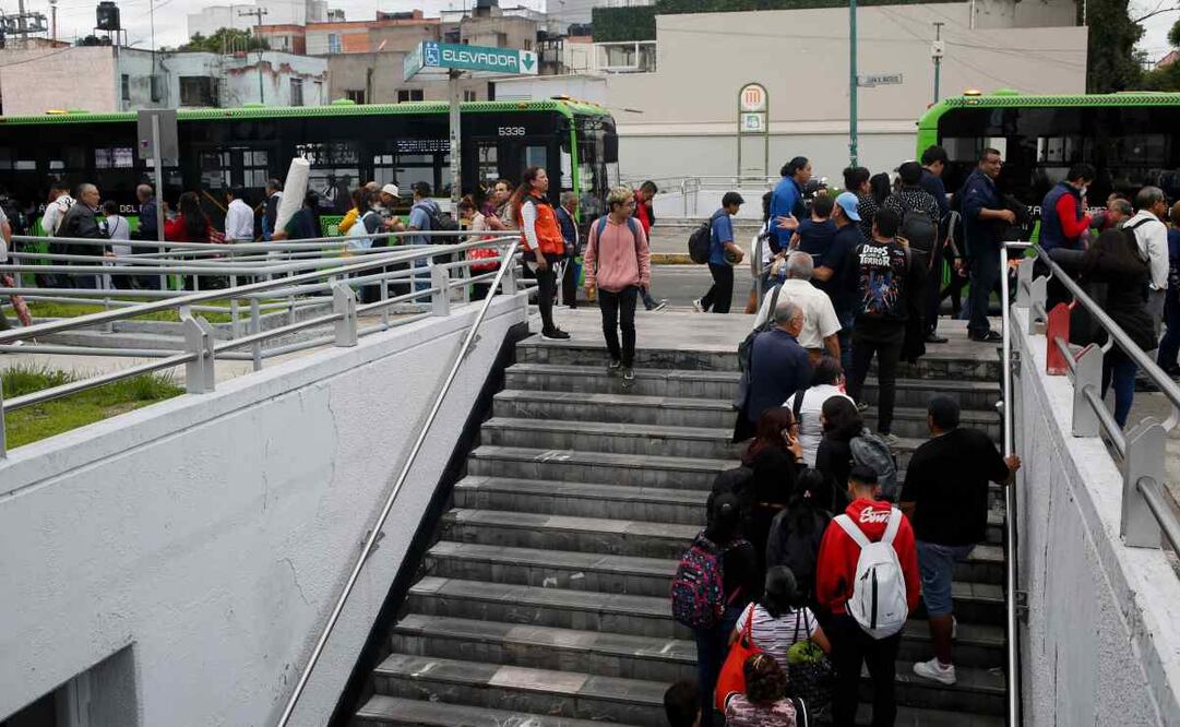 Inundación en vías del Metro de la Línea 8 provocaron largas filas de usuarios para esperar transporte de apoyo afuera de las estaciones afectadas / Foto: Darío Luna. EL UNIVERSAL