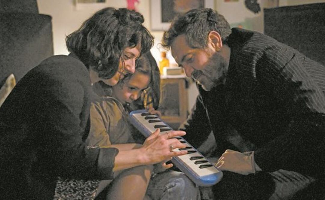 Una pareja está en proceso de redefinir su relación a la par que crían a su hija. La serie, que estrena el 20 de agosto en Netflix, reflexiona sobre la idea de familia y las relaciones en la actualidad. Foto: Netflix.