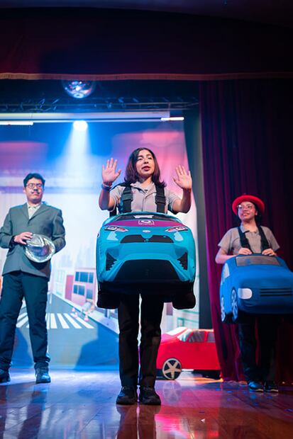 Momentos de la obra de teatro "El gran viaje de la seguridad vial". Foto: Hugo Salvador, EL UNIVERSAL