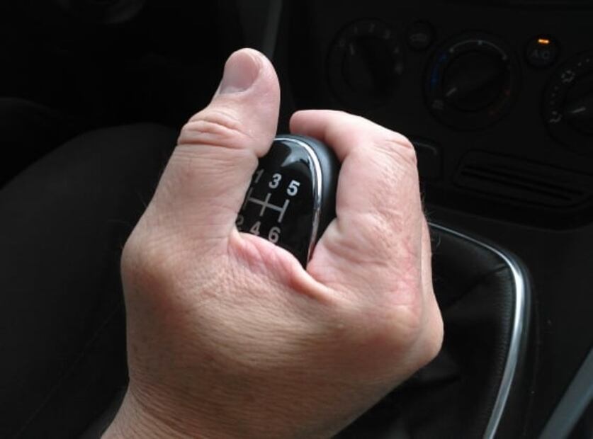 Razones por las que el clutch de tu auto hace ruido al pisarlo