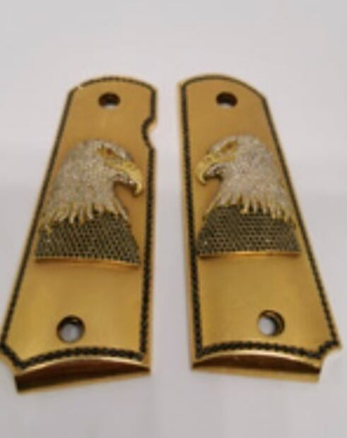 Pluma con diamantes y cachas de oro para pistola, detalles extravagantes de las joyas que subastarán en Los Pinos