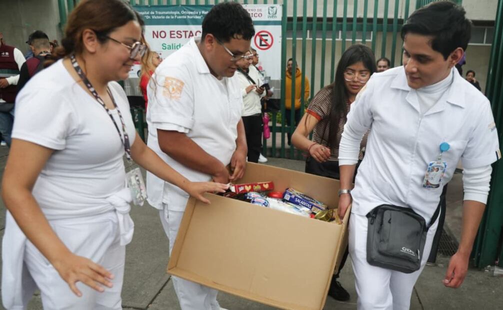 Mexicanos muestran su solidaridad en el Magdalena de las Salinas a afectados por explosión en el puente de la Concordia. Foto: Carlos Mejía/EL UNIVERSAL