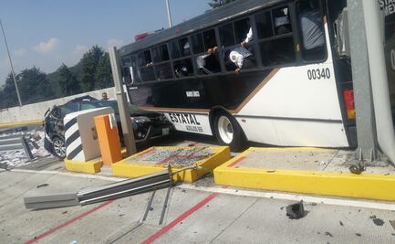 Camión de la Secretaría de Seguridad del Edomex choca contra caseta de peaje; hay 12 lesionados 