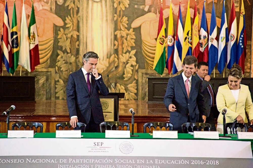 El titular de la Secretaría de Educación Pública, Aurelio Nuño Mayer, durante la instalación del Consejo Nacional de Participación Social en la Educación, que se realizó en el salón Hispanoamericano, en las instalaciones de la SEP (TERCERO DÍAZ. CUARTOSC)