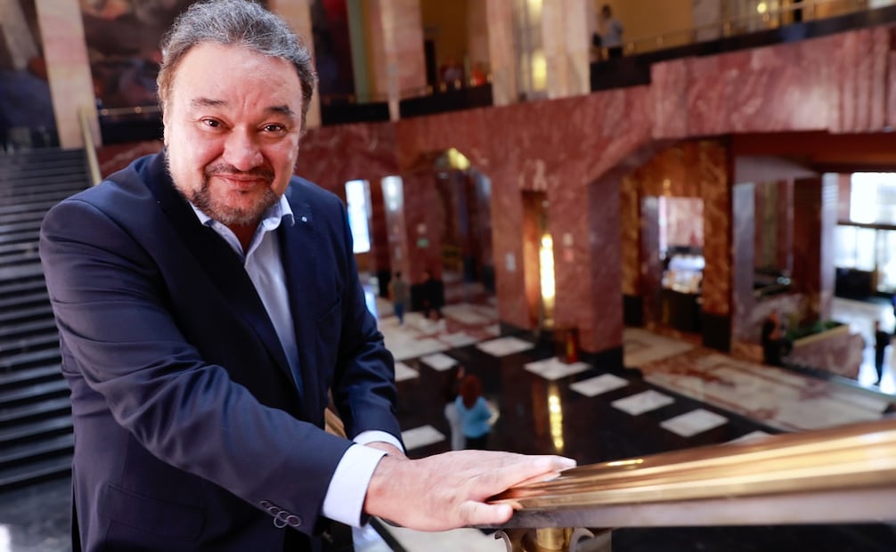 Retratos de Ramón Vargas , tenor por el montaje de l ópera Juana de Arco en el vestíbulo del Palacio de Bellas Artes ubicado en el centro histórico. Foto: Fernanda Rojas/ EL UNIVERSAL.