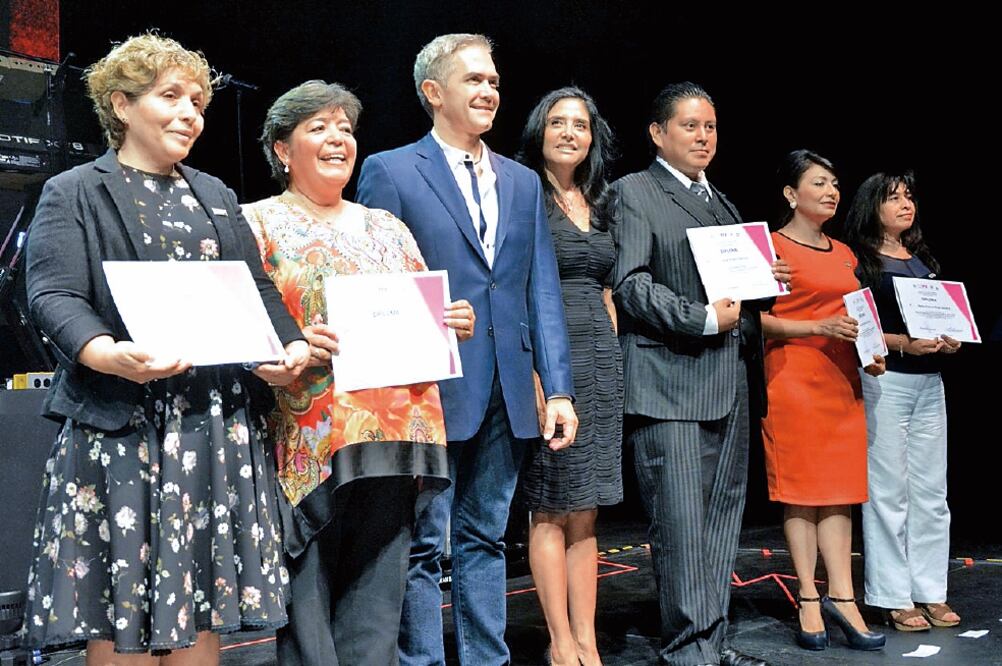 El jefe de Gobierno Miguel Ángel Macera festejó a los maestros con una comida y un baile en el World Trade Center (ESPECIAL)