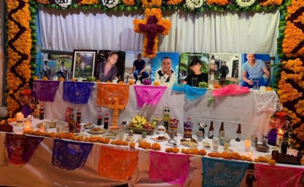 Colocan ofrenda para niños y jóvenes víctimas de masacre en Uruapan