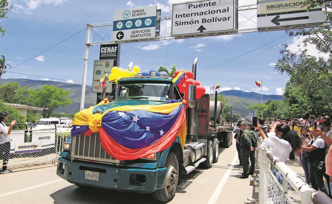 En un acto simbólico, pasaron sobre el Puente Internacional Simón Bolívar un camión de carga de Colombia y Venezuela con sus banderas. Foto: Mario Caicedo/ EFE