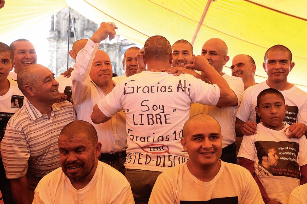 Familiares y amigos de Óscar realizaron una kermés en el centro de Santiago Tianguistenco, Estado de México, con el objetivo de recaudar fondos para apoyar a personas que están presas injustamente (ALEJANDRO ACOSTA. EL UNIVERSAL)