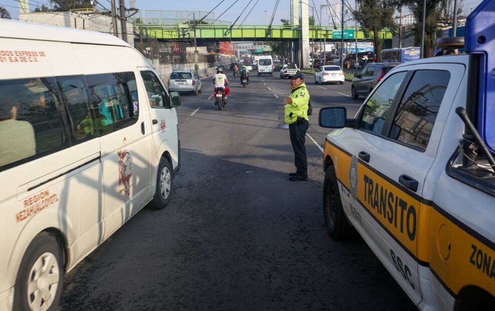 Gran caos vial se registra en la Calzada Ignacio Zaragoza debido a un socavón que se formó en los carriles centrales en dirección al Aeropuerto de la Ciudad de México, a la altura del puente del mercado de San Juan, el jueves 14 de agosto de 2025. Foto: Luis Camacho/EL UNIVERSAL
