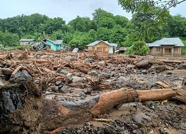 Inundaciones al este de Indonesia suman 43 muertos y al menos 27 desaparecidos