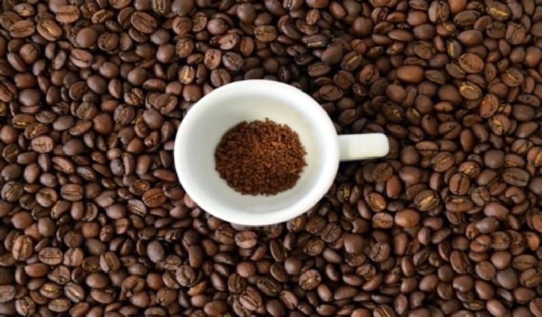 Razones para usar mascarillas de café en el pelo