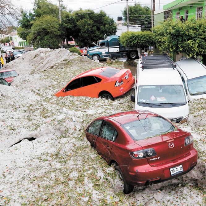 Habitantes de la Perla Tapatía fueron sorprendidos por la inusual tormenta de granizo que también provocó afectaciones en vehículos y anegaciones en diversos puntos de la ciudad. FRANCISCO GUASCO. EFE 