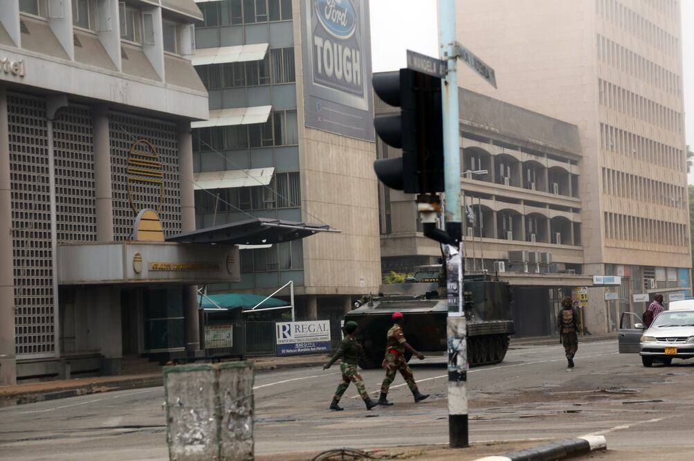 Soldados patrullan una calle en Harare, capital de Zimbabue. Foto: Xinhua