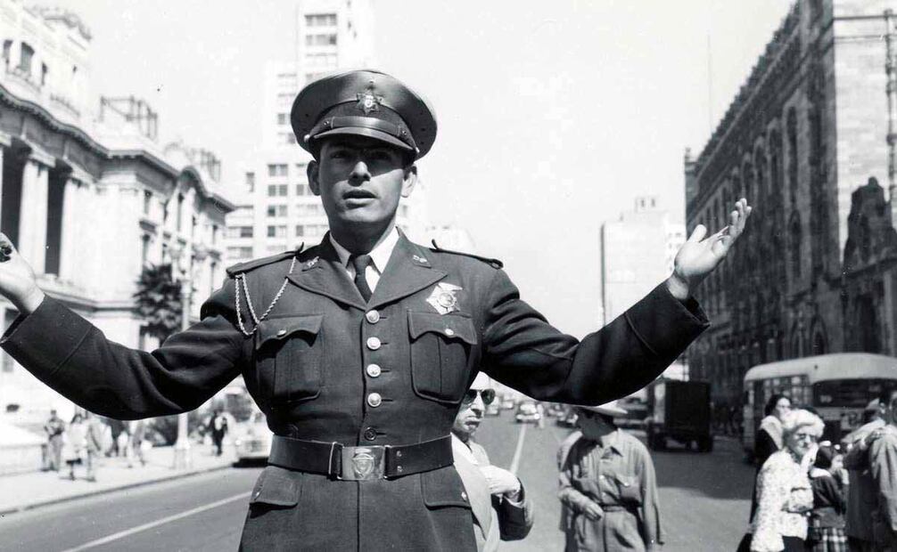 Un policía de tránsito en el cruce de 5 de Mayo y el actual Eje Central, que en este tramo se llamaba Juan Ruiz de Alarcón, en 1950. Se ven el Palacio de Bellas Artes y el de Correos; también destaca el antiguo Edificio Mariscala, en la esquina con la avenida Hidalgo, que fue demolido tras los sismos de 1985. Foto: T.W. Kines, National Archives Catalog.