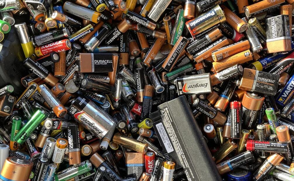 ¿Pilas alcalinas o recargables? Imagen: Unsplash