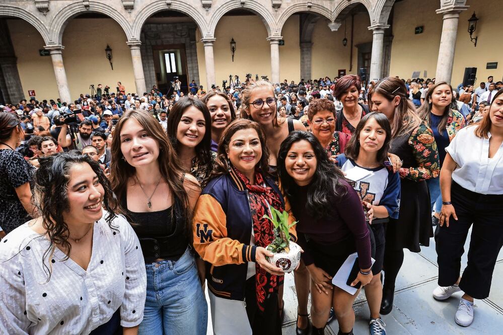 Clara Brugada sostuvo un encuentro con estudiantes, académicos y comunidad de la UNAM en el Antiguo Palacio de la Escuela de Medicina, en el Centro Histórico. Foto: Gabriel Pano | El Universal