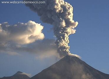Volcán de Colima emite fumarola de 2 kilómetros