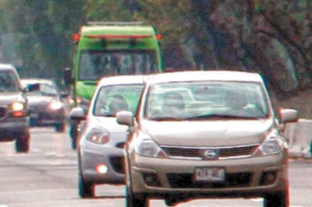 Estrategia. Según el plan de la CAMe, sólo los autos nuevos con rendimiento mayor a 15 kilómetros por hora pueden tener el holograma 00. Foto/ARCHIVO EL UNIVERSAL