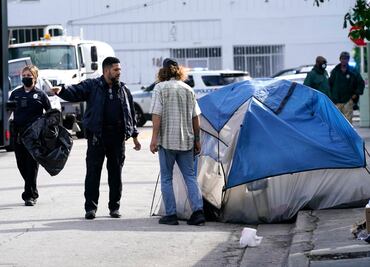 Trump ordena a alcaldesa de Washington despejar campamentos de indigentes; de lo contrario "lo haremos por ella"