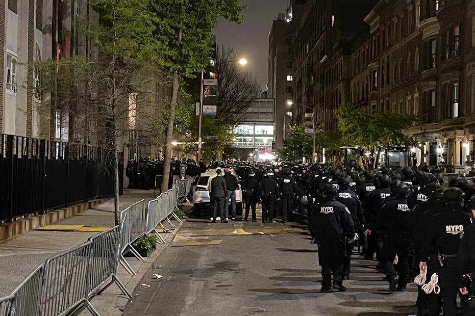 Agentes de policía de Nueva York avanzan hacia la entrada de la Universidad de Columbia. Foto: AP Photo/Julius Motal