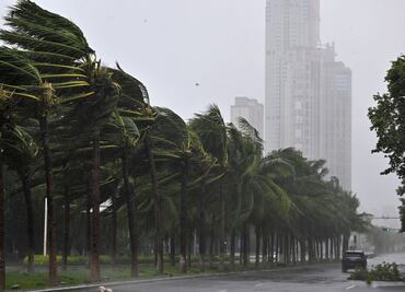 SRE alerta a mexicanos en China por tifón Kong-rey; mantiene atención por inundaciones en Valencia