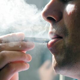 Trump busca vetar saborizantes para vapear 