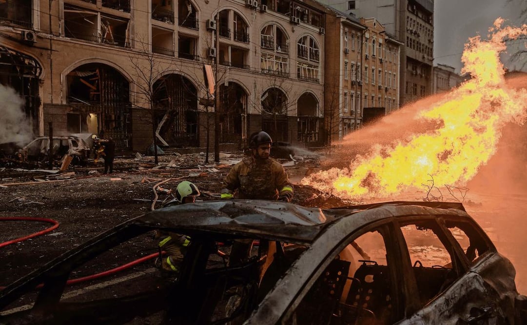 Los rescatistas ucranianos trabajan para extinguir un incendio en el lugar de un ataque con misiles en Kiev el 20 de diciembre de 2024, en medio de la invasión rusa a Ucrania. Foto: Roman Pilipey | AFP (26/12/2024)