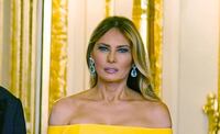 Melania Trump causa revuelo en Reino Unido_ rompe protocolo real con arriesgado escote. Foto: AP