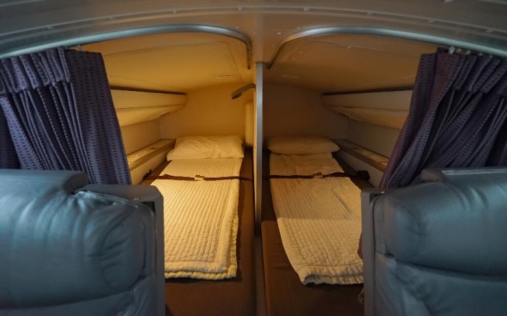 Las cabinas secretas donde duermen sobrecargos y pilotos en vuelos largos