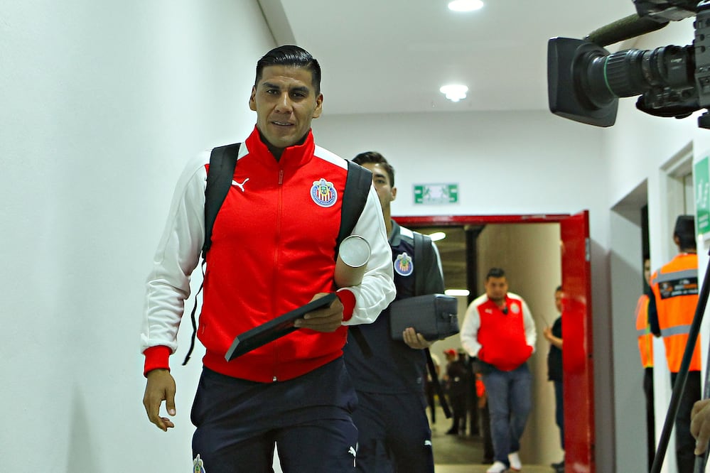 Imago7. Carlos Salcido llegando al Estadio Akron previo al Clásico Nacional