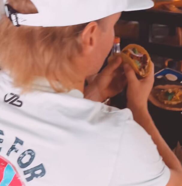 Valteri Bottas y su esposa comiendo tacos / Foto: Especiales
