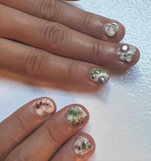 Rosalía demuestra que el efecto 3D SÍ luce genial en uñas cortas