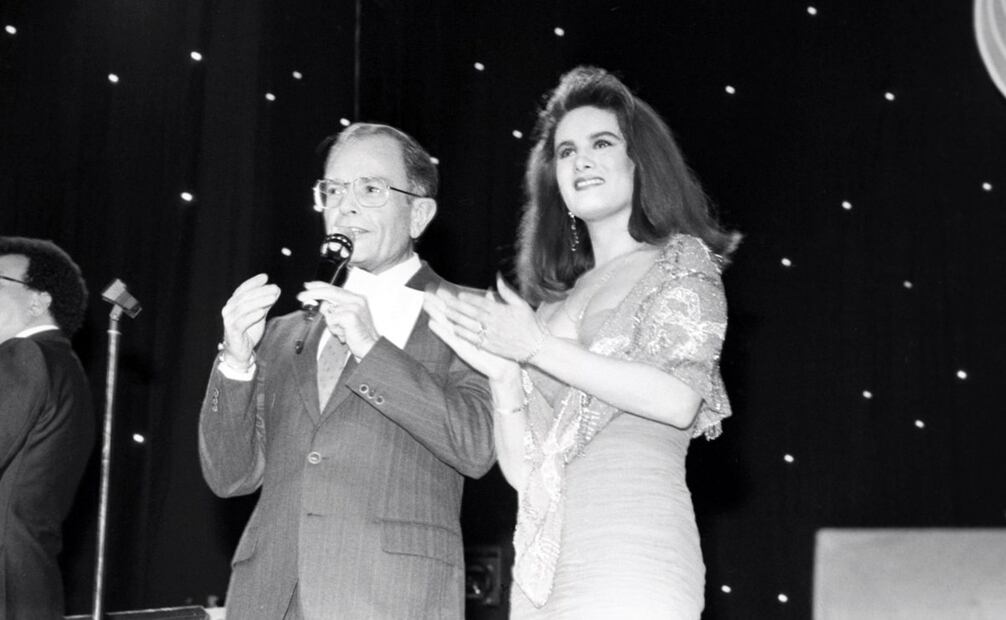 Raúl Velasco y Gloria Calzada conduciendo la final del OTI nacional, 1980, en el Teatro de la Ciudad. El presentador mexicano fue quien más ediciones del festival internacional condujo, con cinco entregas. Foto: Archivo EL UNIVERSAL.