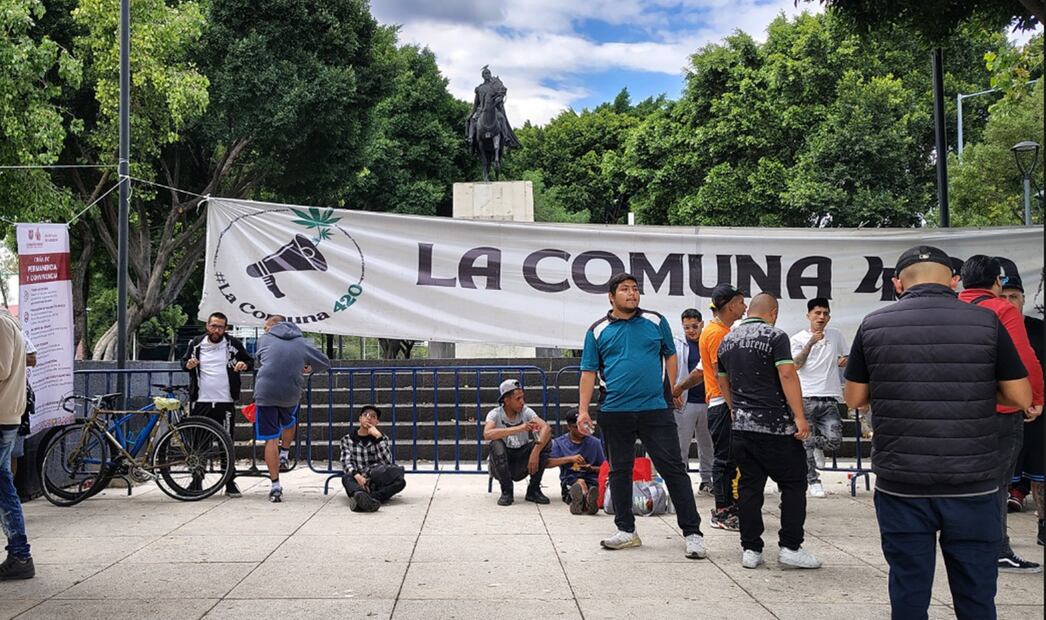 En la Glorieta a Simón Bolívar se encuentra otra zona conocida como la “isla cannábica”, para el consumo tolerado de marihuana en la Ciudad de México, el 6 de agosto de 2025. Foto: Luis Camacho/EL UNIVERSAL