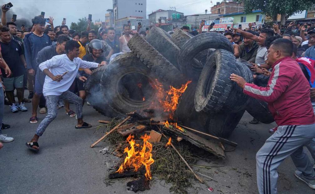 Manifestantes queman neumáticos, incumpliendo el toque de queda en Katmandú, Nepal, el martes 9 de septiembre de 2025. Foto: AP
