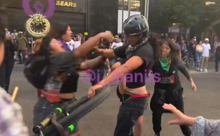 Video. Mujeres golpean a ciclista por atropellar a una menor durante la marcha