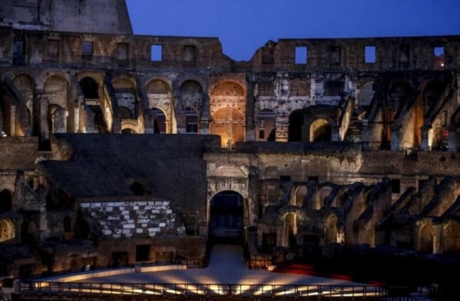 Dos turistas irrumpen el Coliseo de Roma de noche para beber cervezas y los cachan