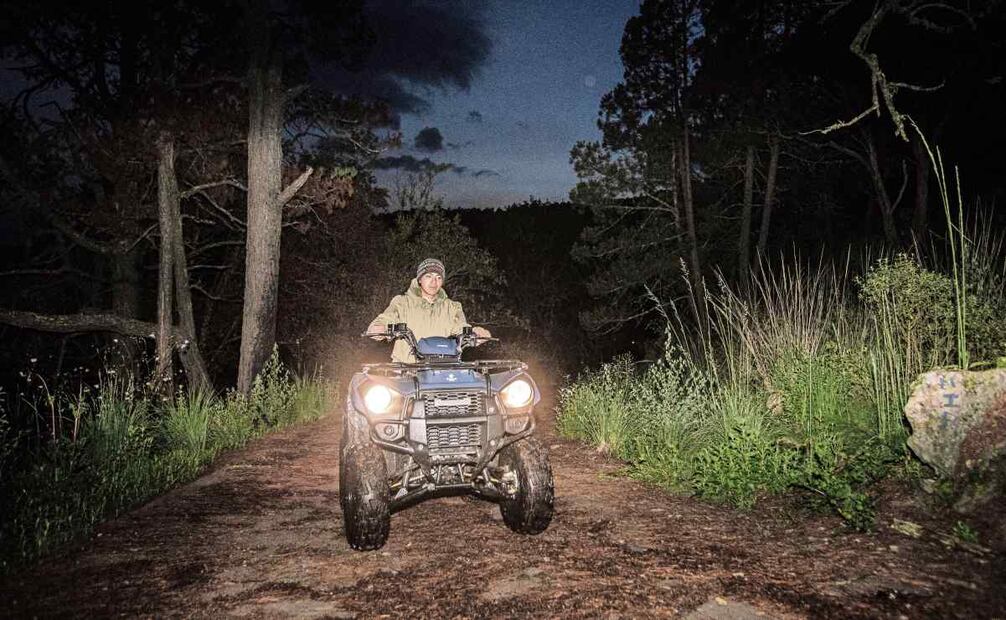 Uno de los miembros de la guardia recorre solo en la noche los parajes Zoquiac, Siembra Directa, Pelagatos, Lagunilla, Las Trancas, un trayecto que en el día transita junto con sus compañeros a pie por más de 3 horas. Foto: Gabriel Pano / EL UNIVERSAL