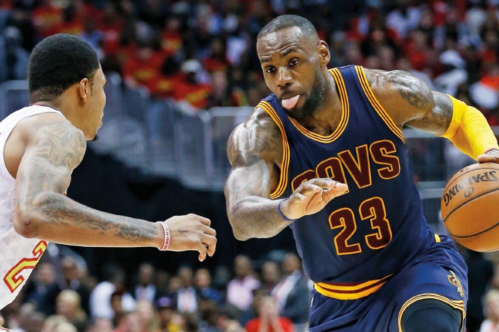 LeBron James (23) aportó 24 puntos, ocho asistencias y recuperó 13 rebotes para dar la voltereta al marcador (JOHN BAZEMORE. AP)