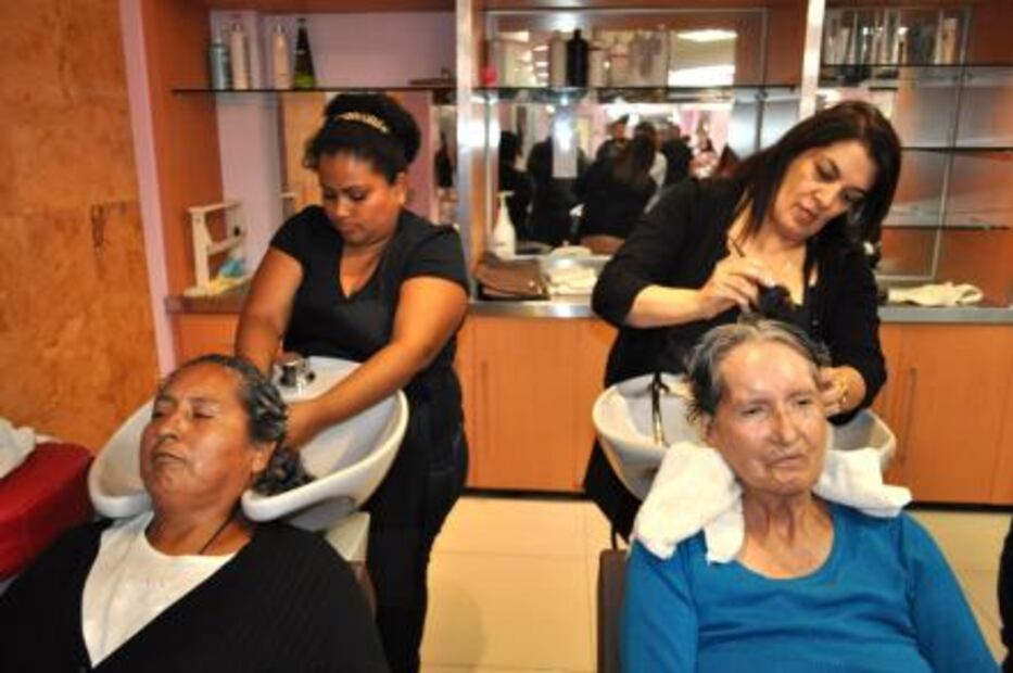 El peluquero que regala cortes a víctimas de violencia