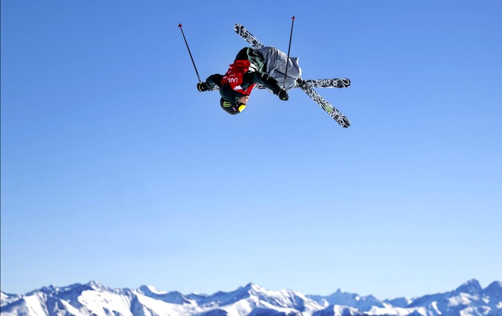 La suiza Sarah Hoefflin en acción durante la carrera final del Freeski Slopestyle World Cup en el Laax Open en Laax, Suiza. Foto: EFE