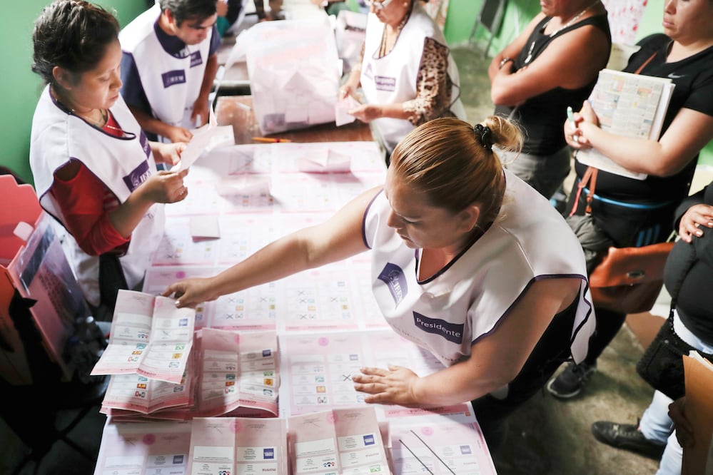 De acuerdo con la ley, a los servidores públicos les está prohibido amenazar a sus subordinados para que participen en eventos proselitistas de precampaña o campaña, (Foto: Archivo / EL UNIVERSAL)