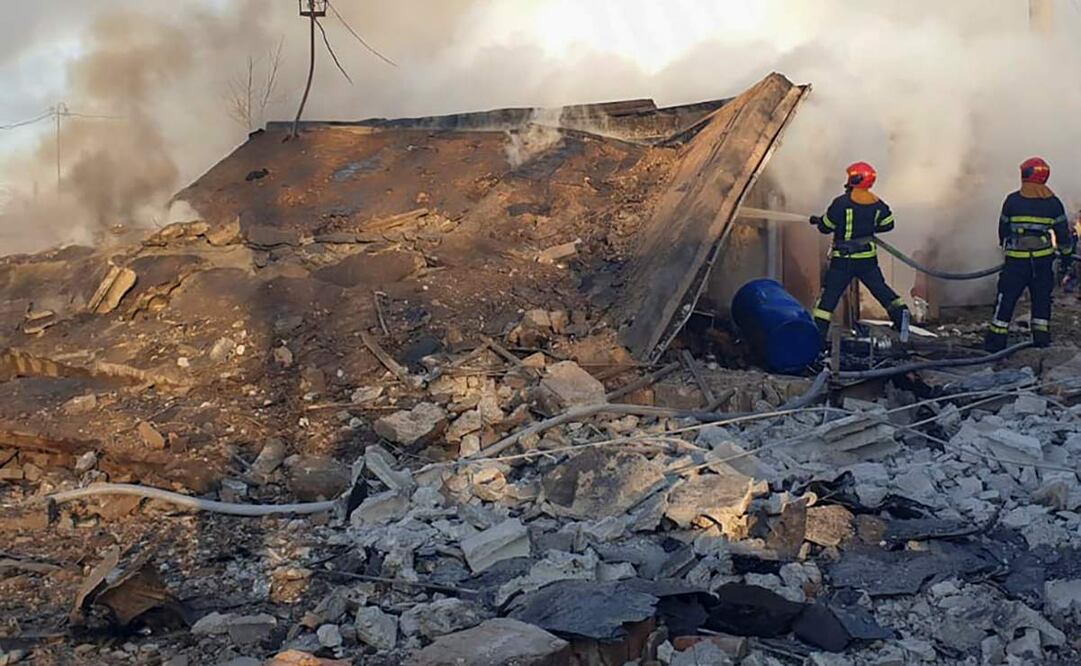 Una fotografía publicada por el servicio de prensa del Servicio Estatal de Emergencia (SES) de Ucrania muestra a los rescatistas ucranianos trabajando en el lugar de un ataque aéreo en Lviv, Ucrania occidental, el 17 de noviembre de 2024. en medio de la actual invasión rusa. En total, Rusia lanzó alrededor de 120 cohetes de diferentes tipos y 90 drones de choque en toda Ucrania, según el Servicio Estatal de Emergencia de Ucrania (SESU). Los objetivos principales de los bombardeos fueron instalaciones de infraestructura energética, como escribió el presidente Zelensky en su canal oficial de Telegram. Las tropas rusas entraron en territorio ucraniano el 24 de febrero de 2022, iniciando un conflicto que ha provocado destrucción y una crisis humanitaria. Foto: EFE