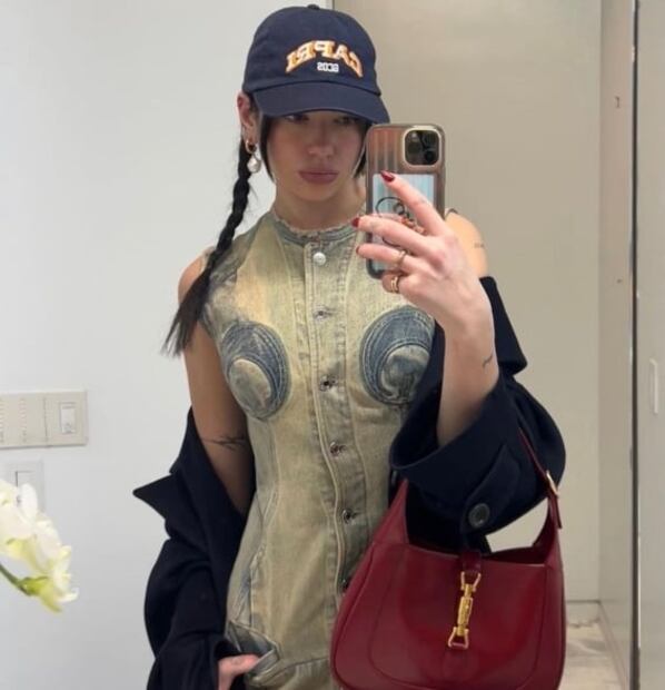 Dua Lipa luce conjunto con falda que acentúa la cintura