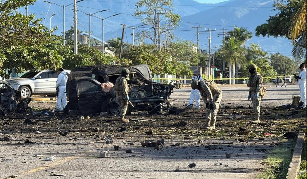 Más de 20 peritos trabajan analizando el lugar donde estalló un coche bomba, el pasado sábado, frente a la comandancia de la Policía Comunitaria de Coahuayana, Michoacán, el domingo 7 de diciembre de 2025. Foto: Carlos Arrieta/EL UNIVERSAL