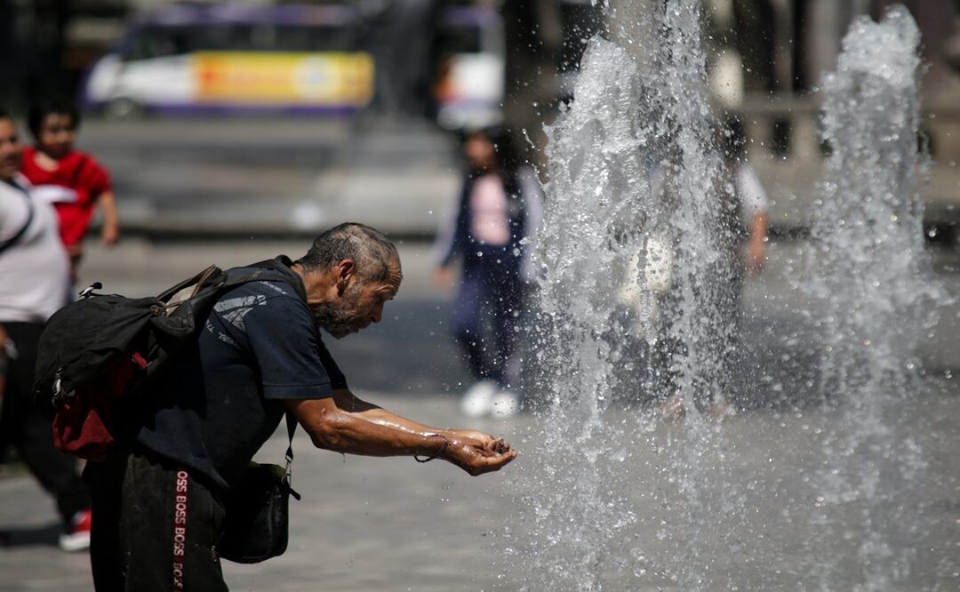 Un hombre refrescándose en una fuente durante una ola de calor, en la Ciudad de México, capital de México. Foto: Xinhua/Francisco Cañedo